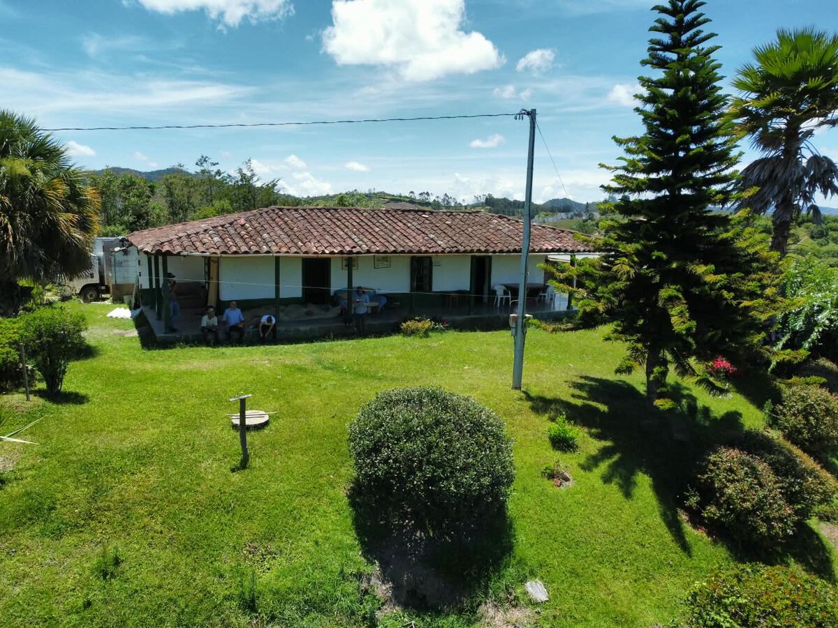 Casa campestre del Proyecto Hojas Verdes con jardín